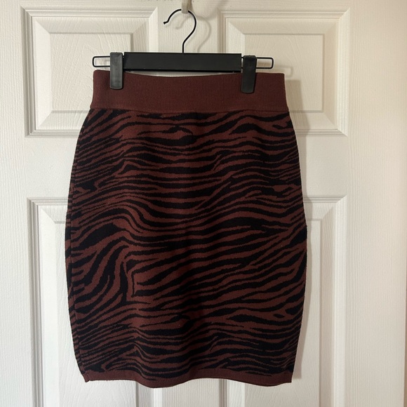 Express Zebra Print Mini Sweater Skirt burgundy red knit size M Skirt tiger - Picture 5 of 8